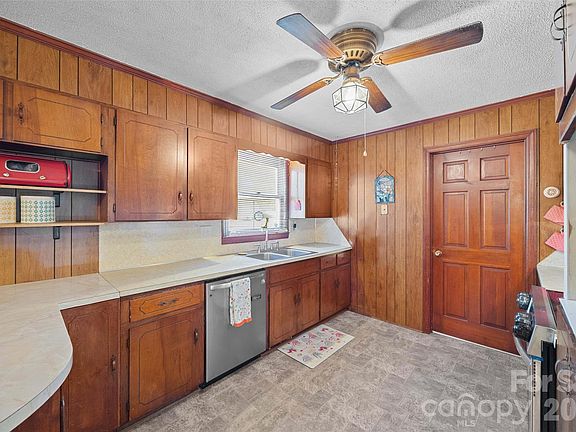 5th image of 1379 Oakdale Rd