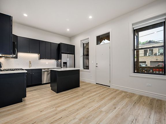 3rd image of 1710 W Belmont Ave #102