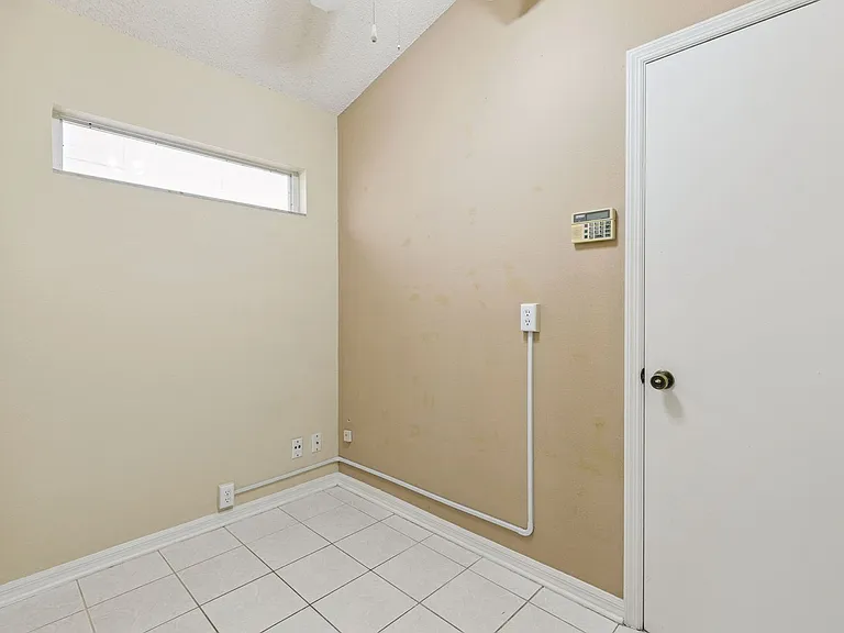 13750 Huntwick Dr — Photo 29
