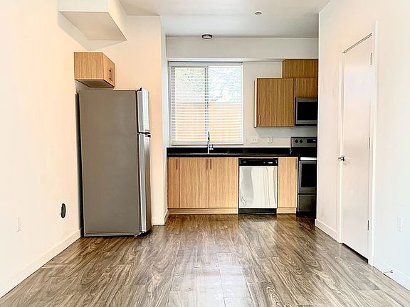 4th image of 9525 N Lombard St APT 1