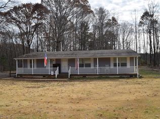 1075 Red Oak Dr, Walnut Cove, NC 27052