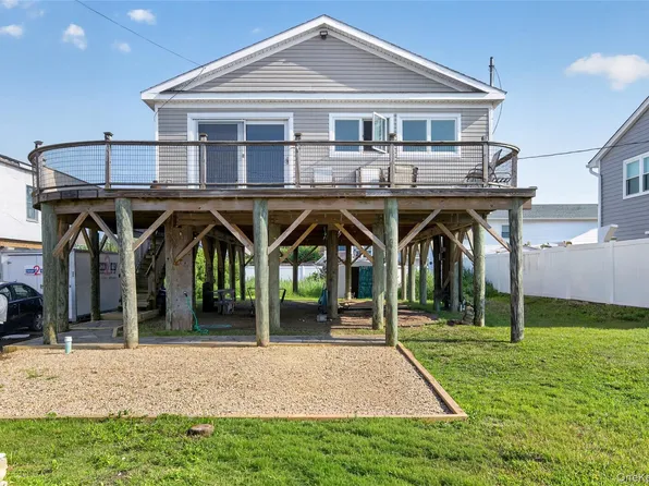 88 Bayview Avenue W, Lindenhurst, NY 11757