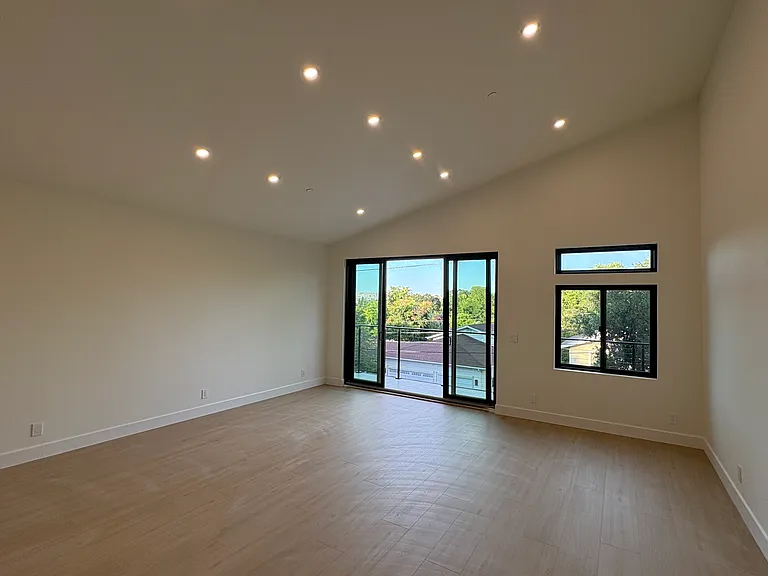 2411 Warren Ln #B — Photo 5