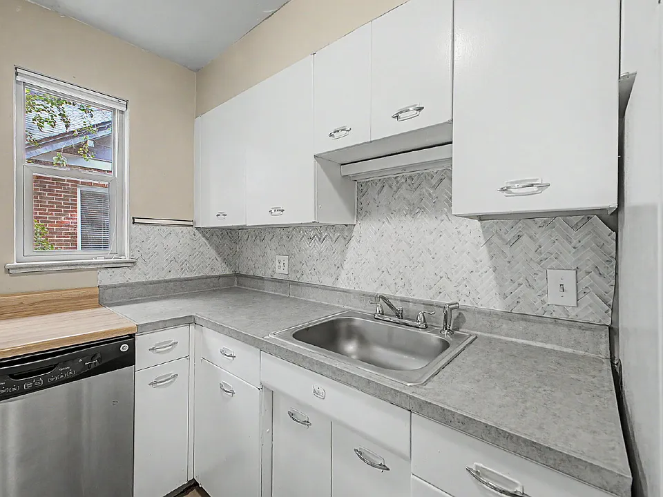 2 bed, 1.0 bath, 1025 sqft, $2,375