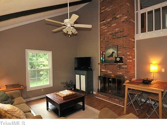 3rd image of 1910 Shady Hollow Ln