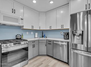65 Townsend Ct #213, Franklin Park, NJ