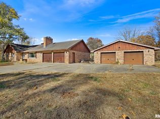 228 E Far Hills Dr, East Peoria, IL 61611
