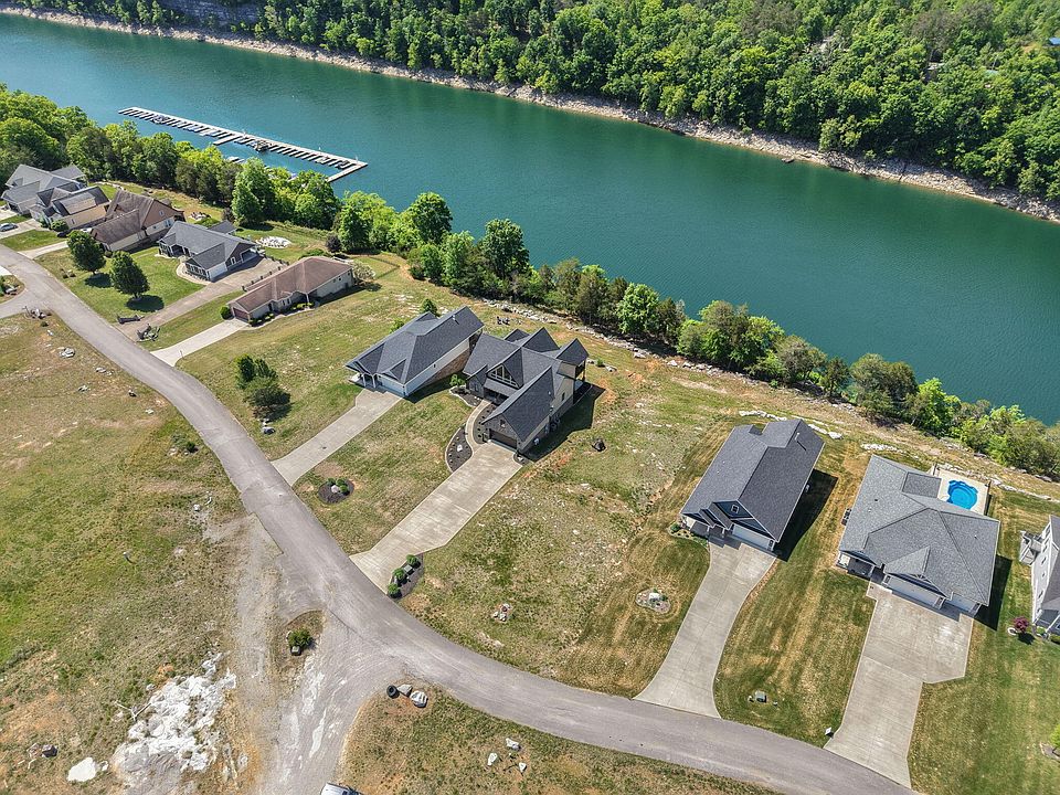 1st image of 10 W Canterbury Dr