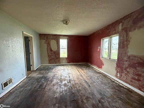 3rd image of 303 Buhrow St