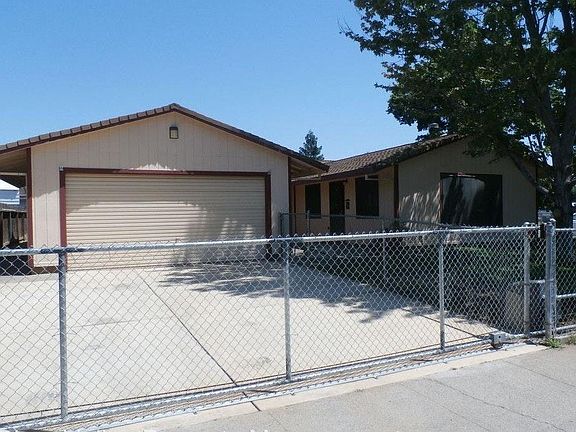 Electric Privacy Gate (with remote)