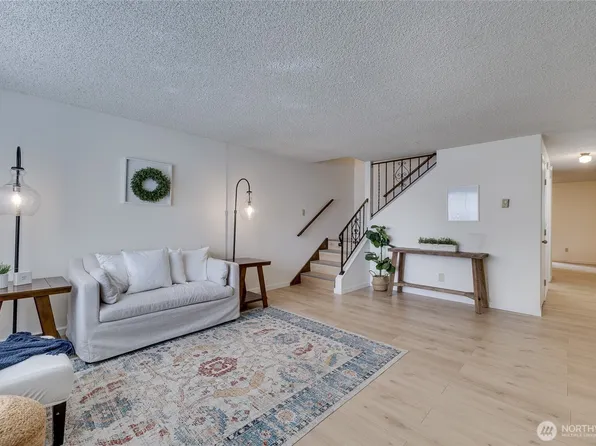 5705 204th St SW #3, Lynnwood, WA 98036