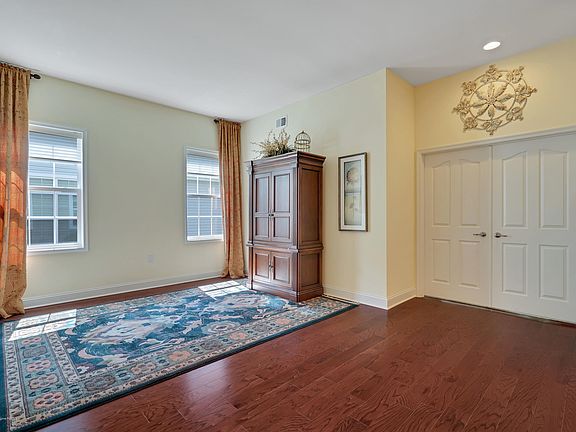 5th image of 125 Bayville Way