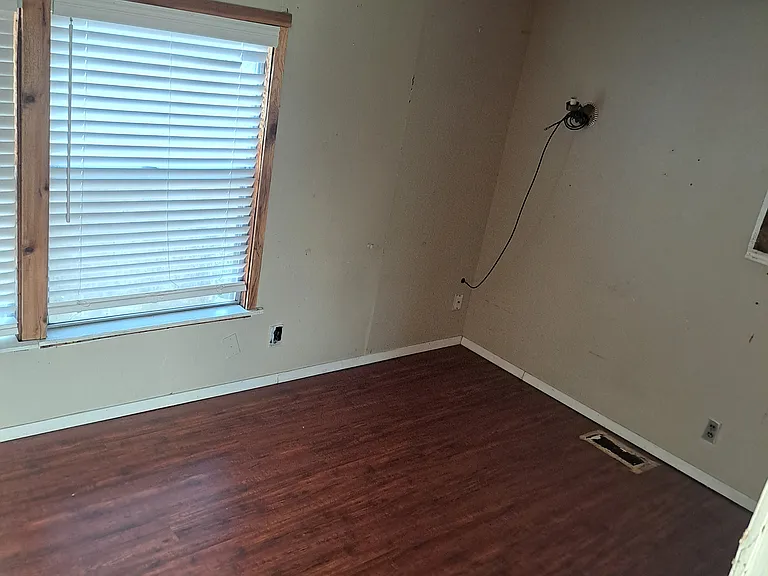 7851 FM 673 — Photo 15