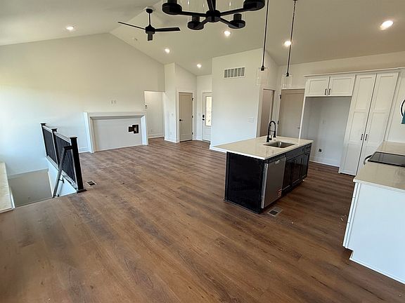3rd image of 137 E Poplar Cir