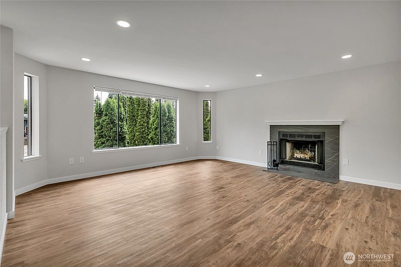 4th image of 1811 162nd Street E