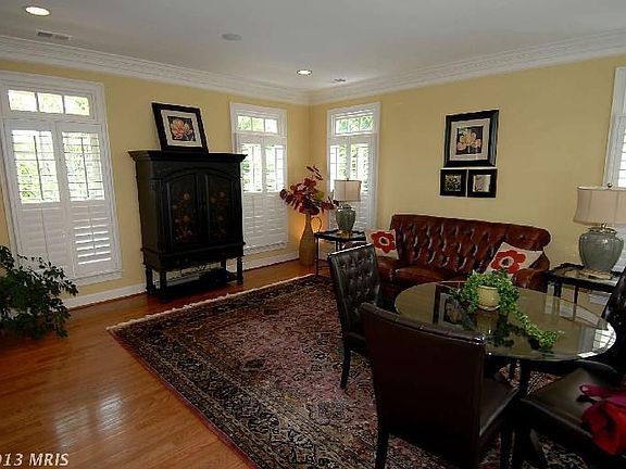 4th image of 319 Oak Knoll Dr