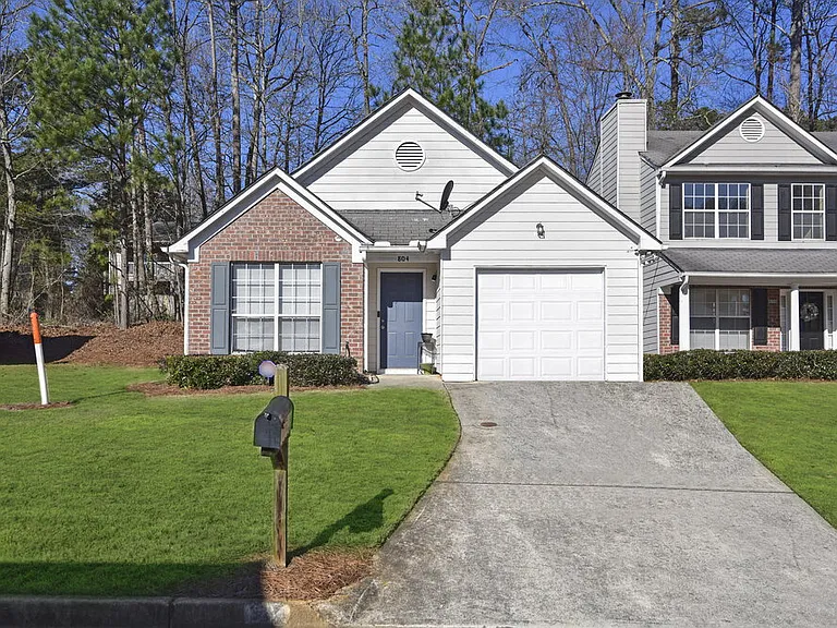 804 Hillandale Ln — Photo 1