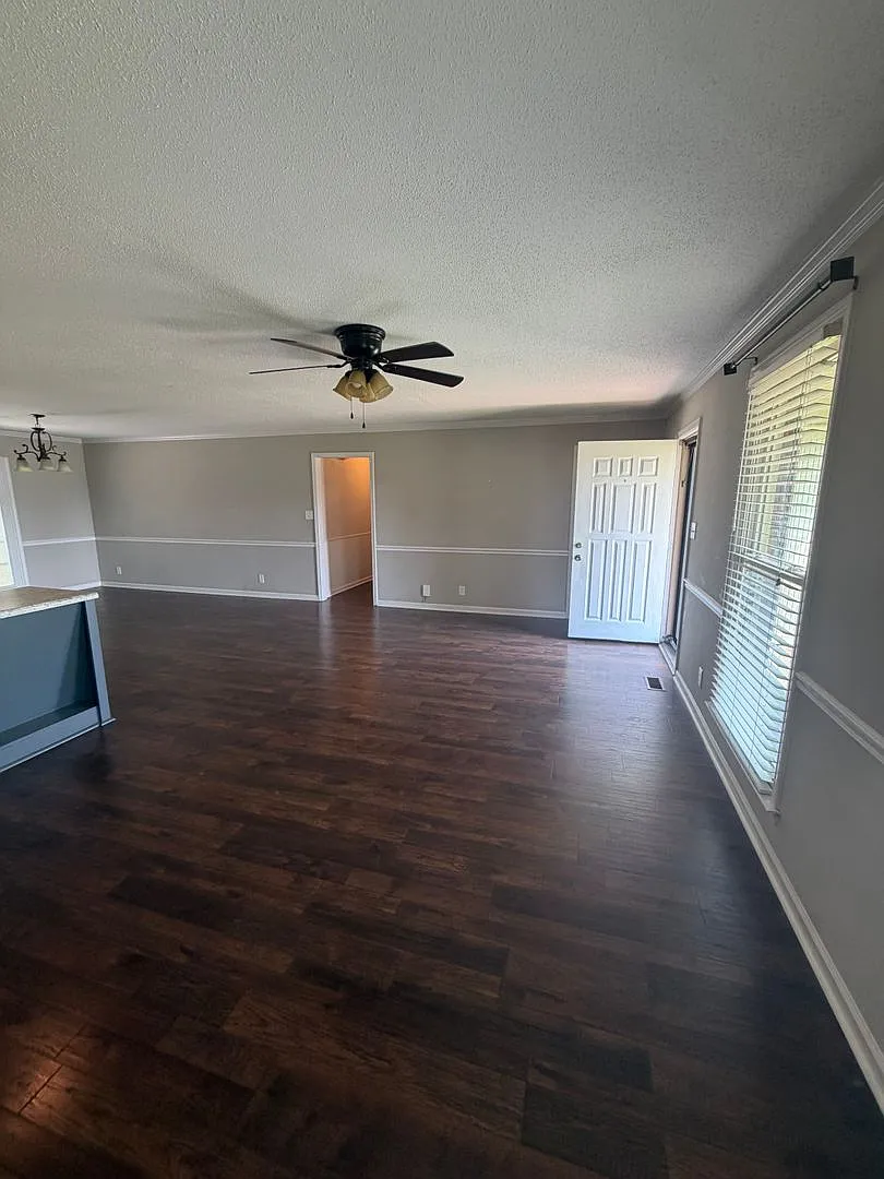 Beautifully Kept & Remodeled! A 3-Bedroom House in 37043! — Photo 3