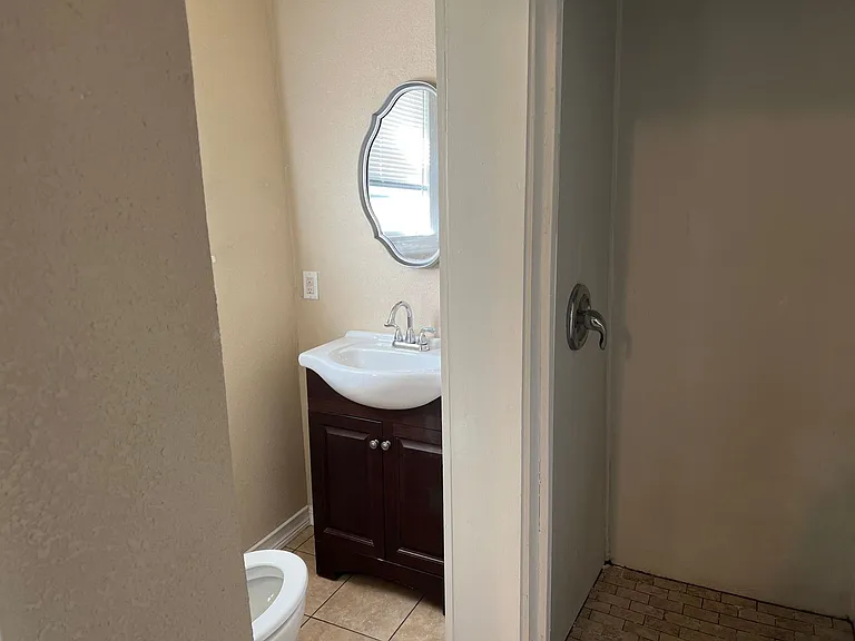 213 W Seneca St — Photo 17