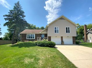 694 N Brentwood Dr, Crystal Lake, IL 60014