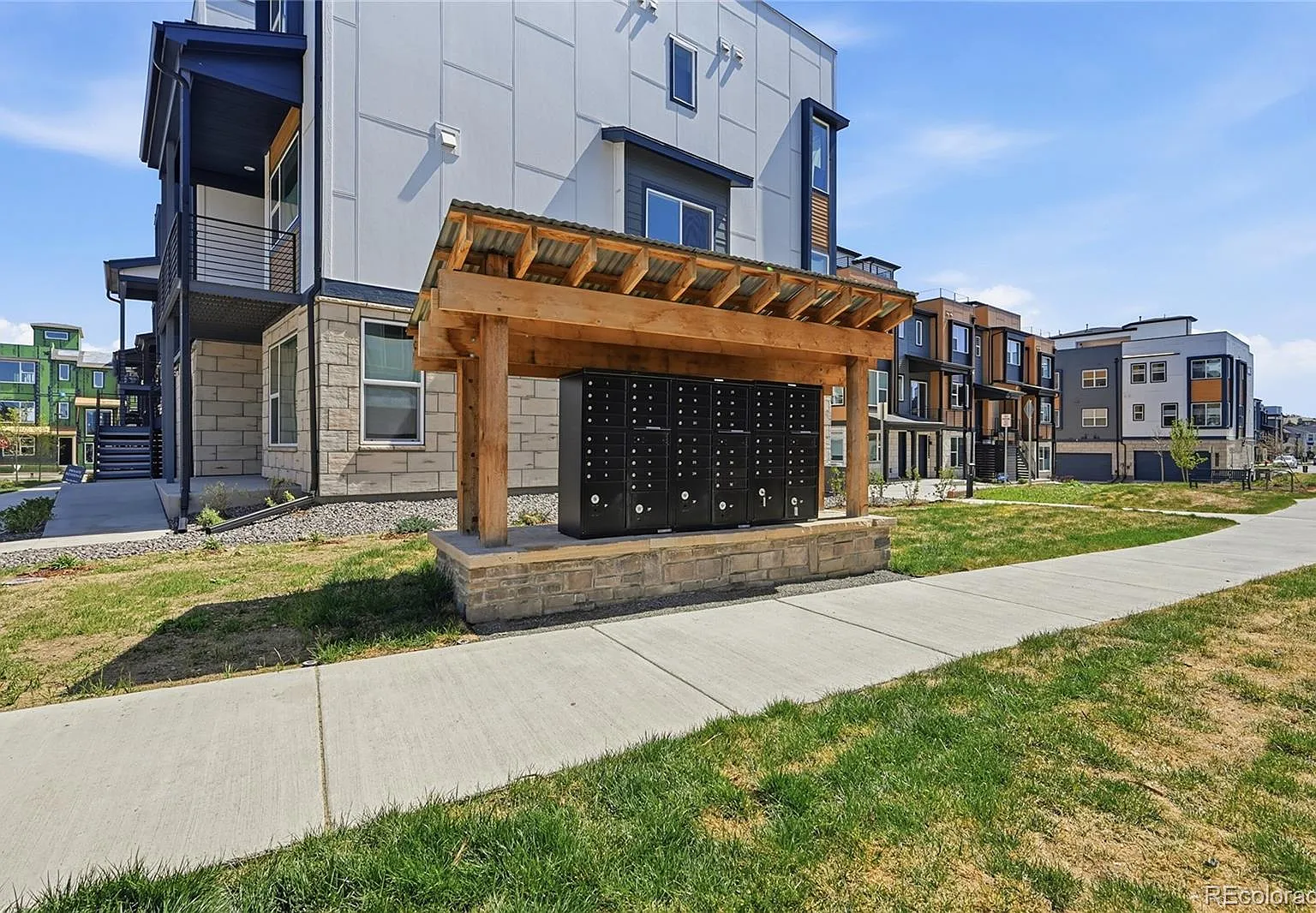 4 bed, 4.0 bath, 2158 sqft, $3,500 — Photo 3