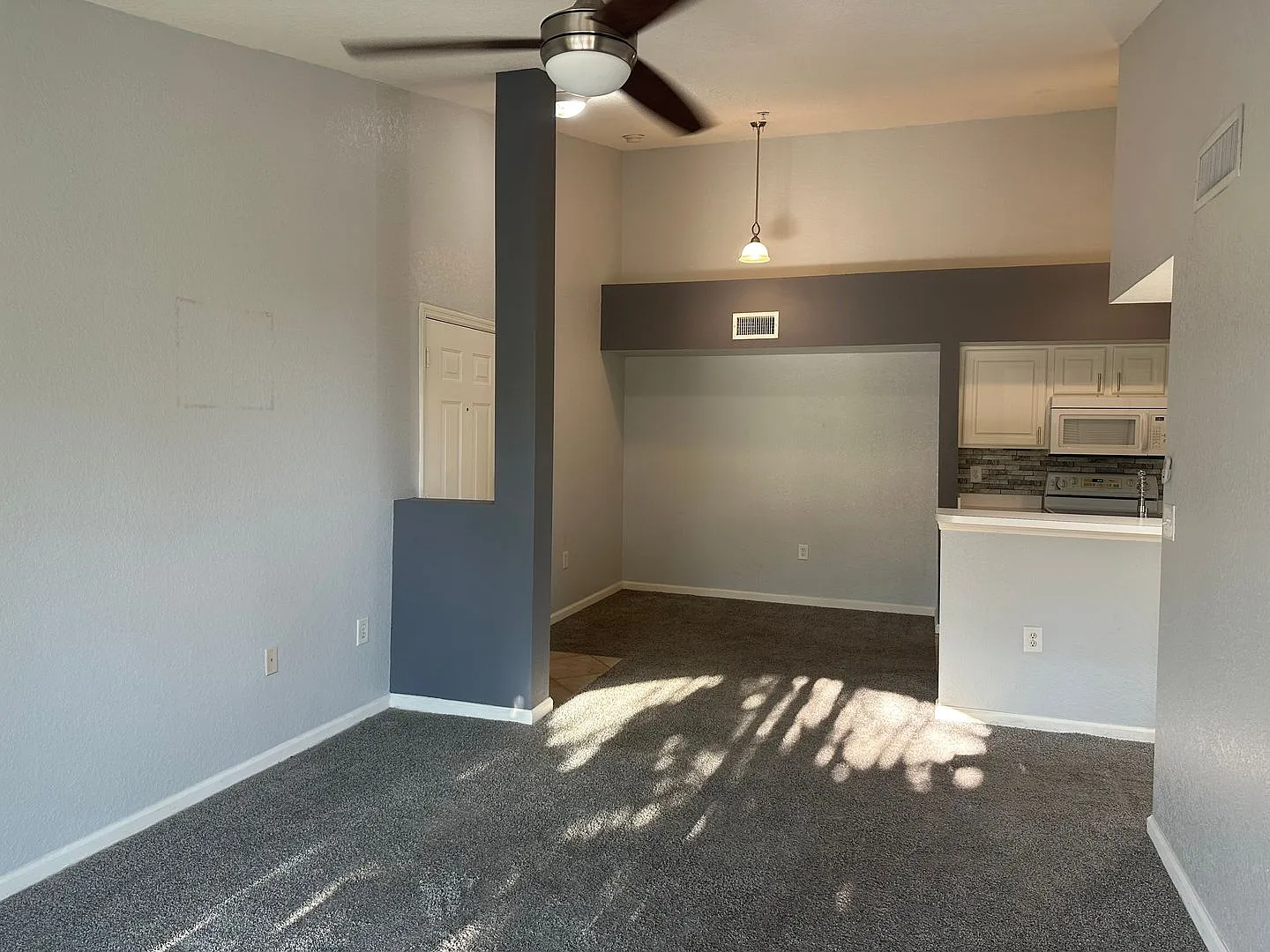 3rd Floor unfurnished 2 bedroom 1 bath condo in central location — Photo 4