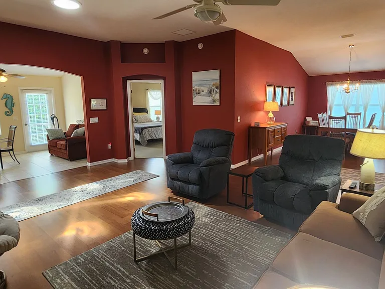 1426 Forest Acres Dr — Photo 3