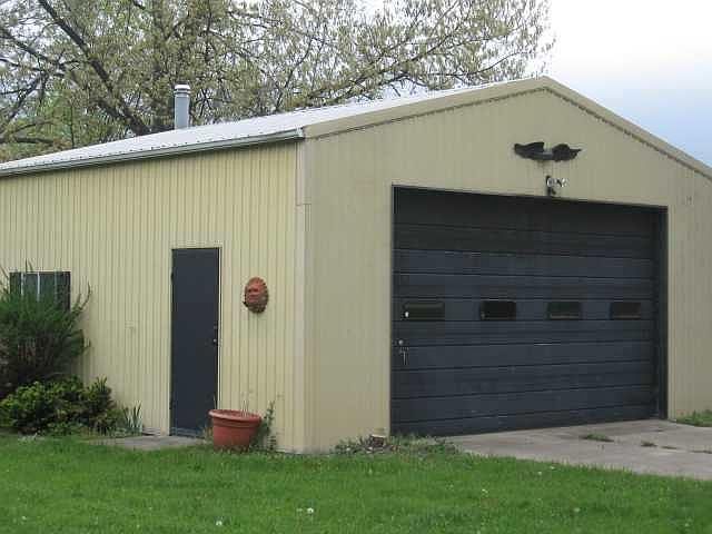 2nd image of 1424 W Hively Ave