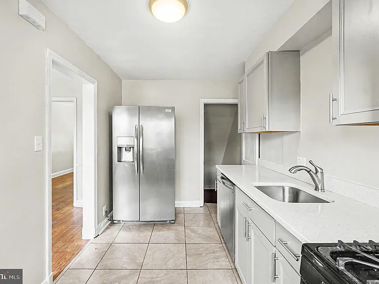 828 Saint Dunstans Rd — Photo 5
