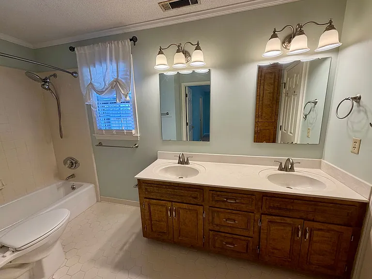 741 Henderson St — Photo 12