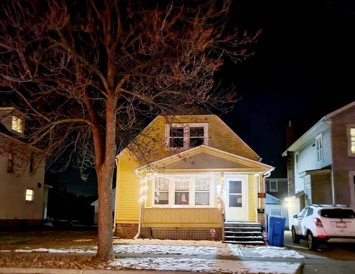 Building Photo - 207 E 4th St #1
