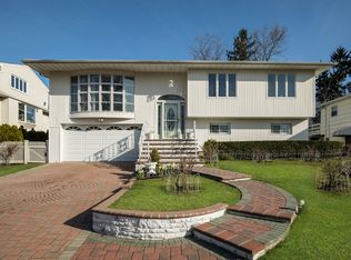 19 Knolls Dr, New Hyde Park, NY 11040