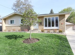 602 Elderberry Ln, Mount Prospect, IL 60056