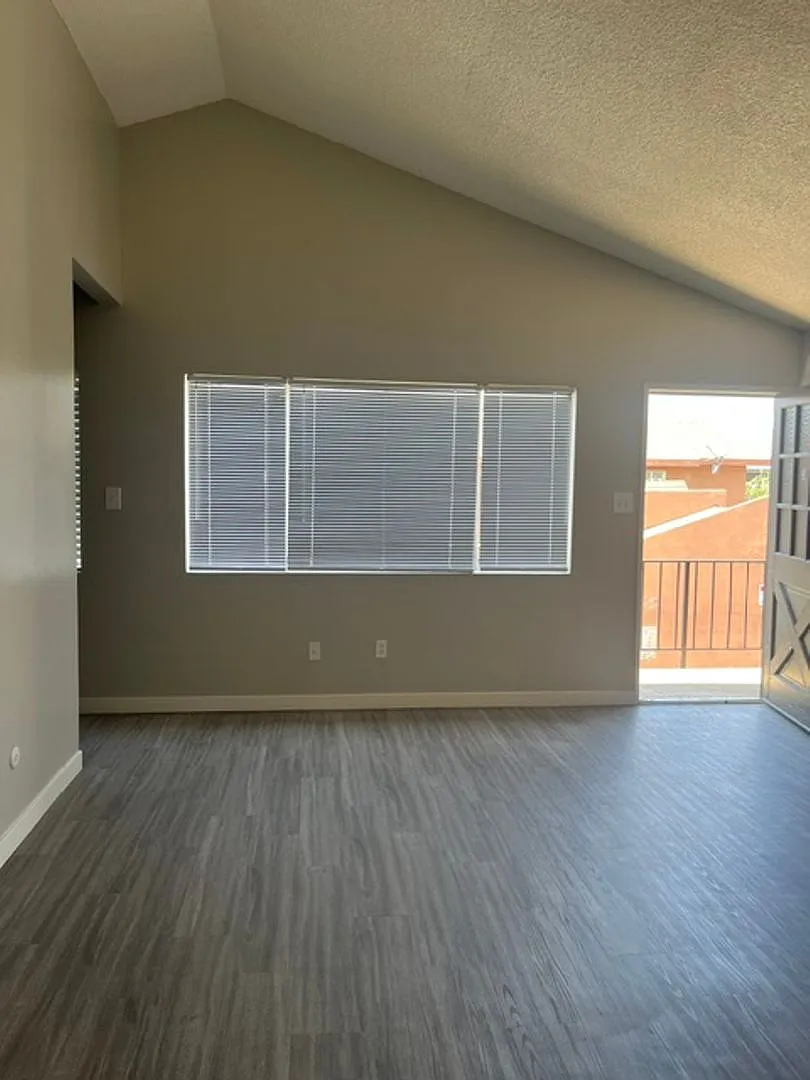 LJ4013 — Photo 1