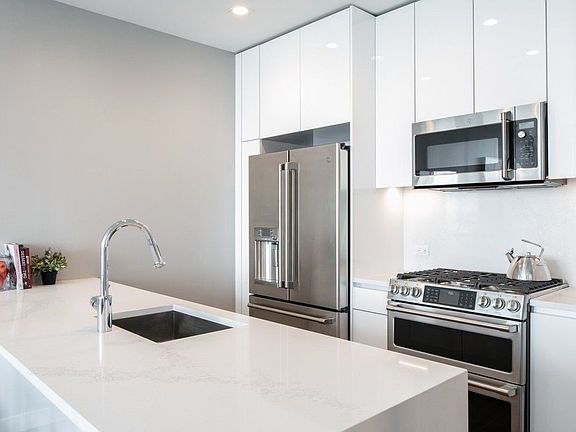 3rd image of 320 W 39th St #5H