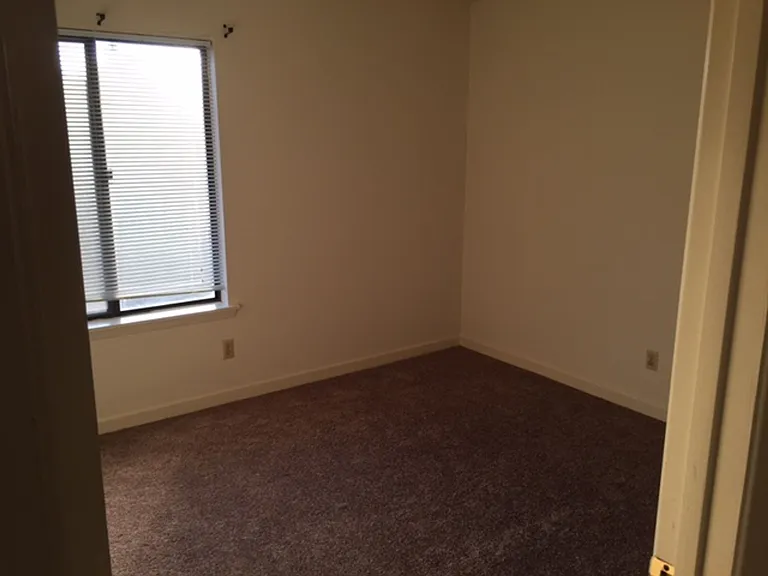 415 Laurel Ave W — Photo 2