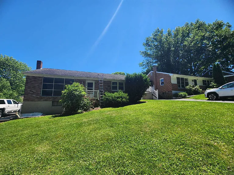 755 York St — Photo 3