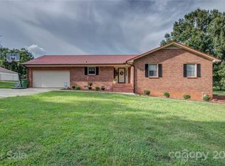 111 Woodchuck Dr, Dallas, NC 28034