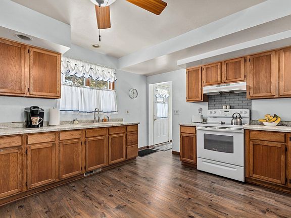 4th image of 563 Clark St