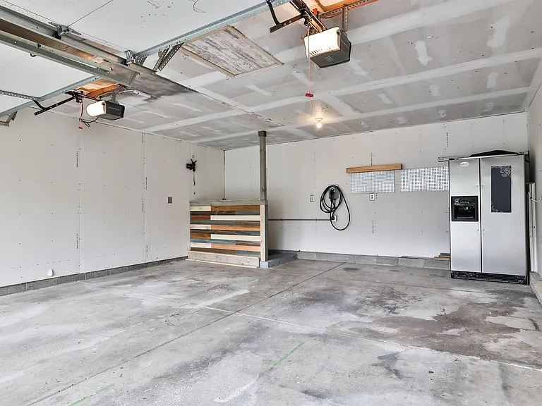 BONUS: additional refrigerator in garage