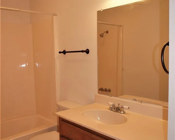 1138 Kensington Ct — Photo 8