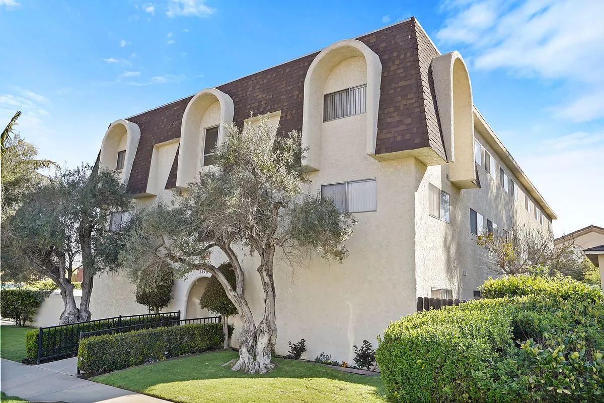 Building Photo - 1410 W 260th St