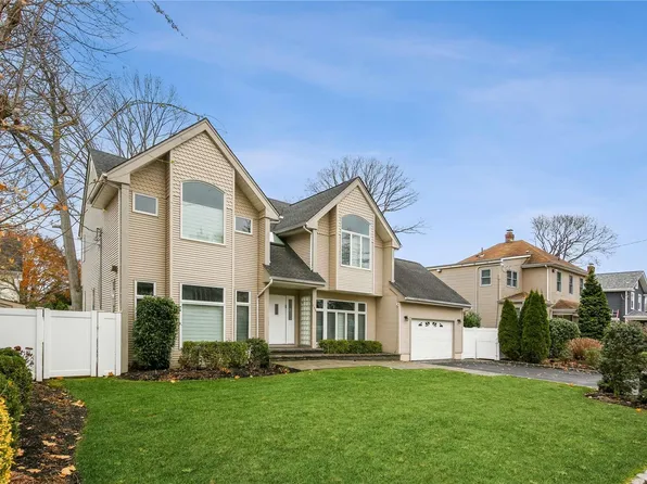 188 Forest Street, Roslyn Heights, NY 11577