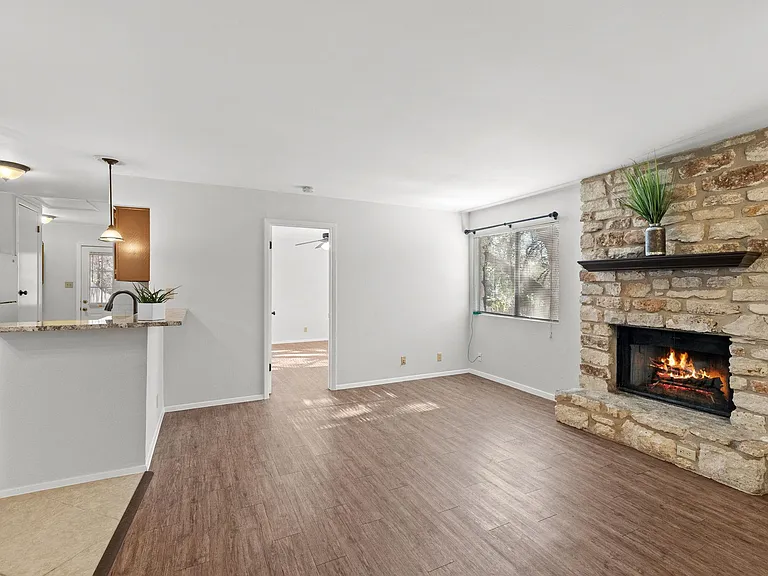 9807 Hundred Oaks Cir #B — Photo 8