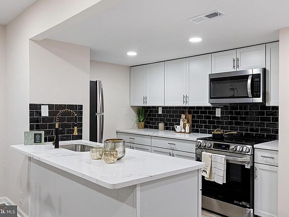 3rd image of 303 Thayer Ct
