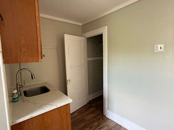 4th image of 164 S 10th St Floor 3