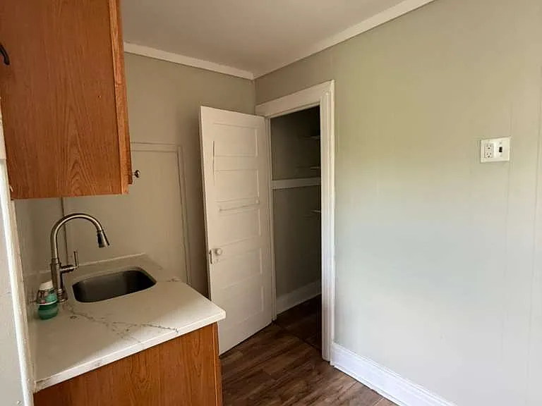 164 S 10th St #3 — Photo 4