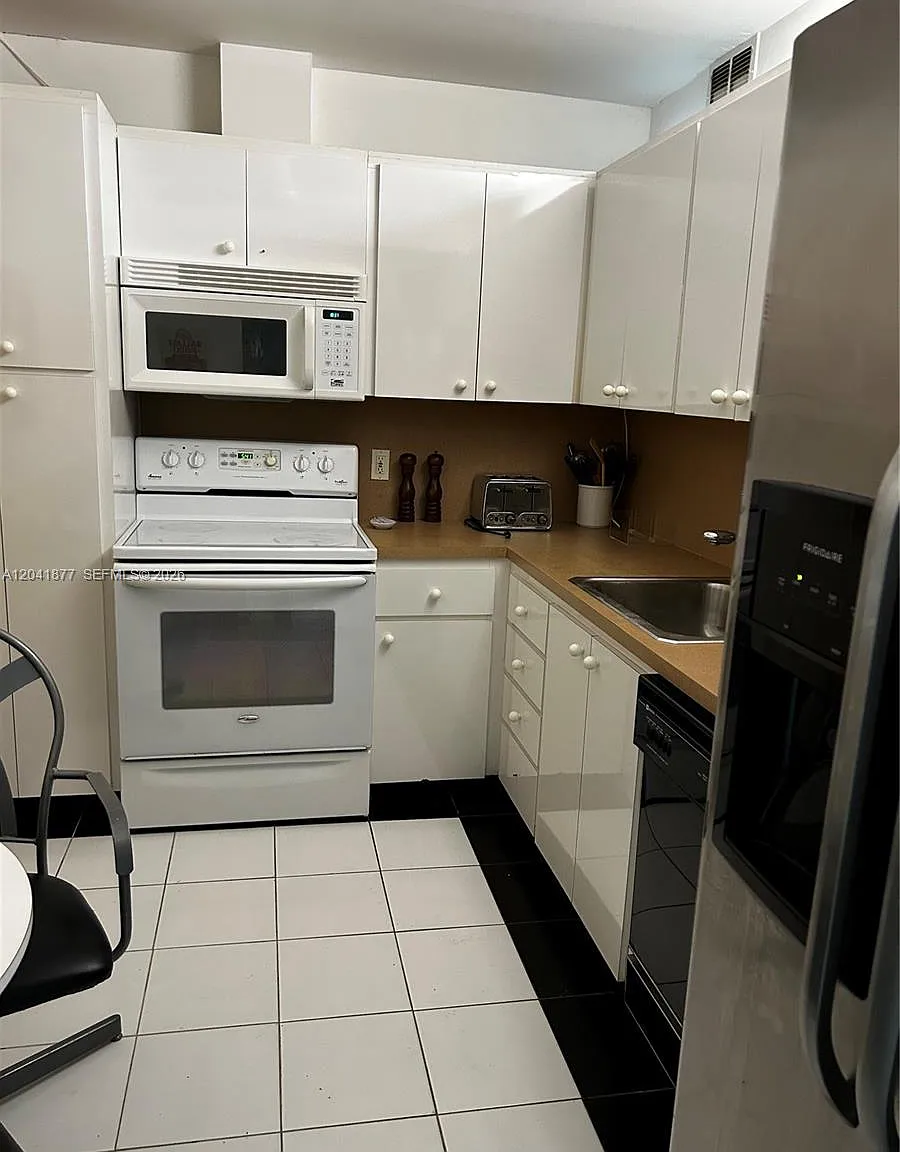 Hemispheres Condo — Photo 4