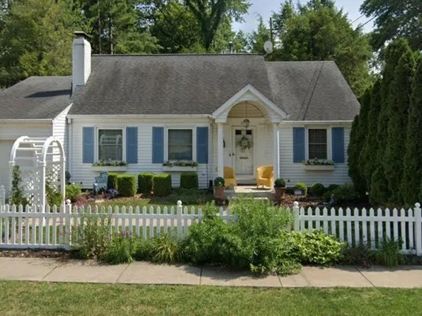 1440 W Laurel St, Leland Grove, IL 62704
