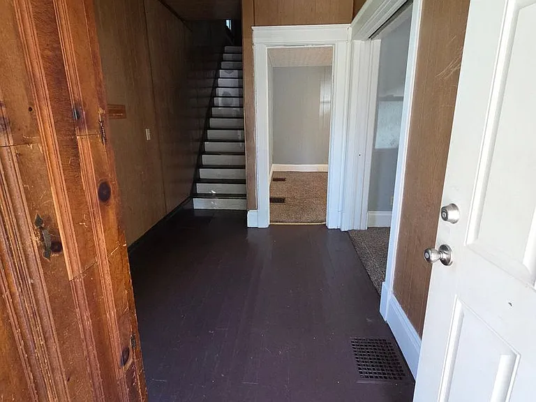 738 E 8th St — Photo 3